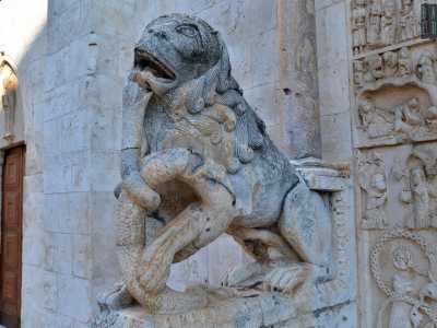 Quello a sinistra con un serpente tra le fauci simboleggia la lotta del Bene contro il Male...